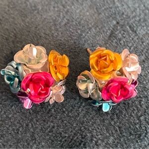 Beautiful, Intricate Flower Earrings 💗